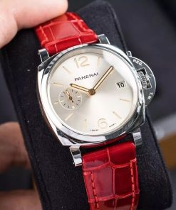 Panerai Luminor Due PAM1248 menawarkan bahasa desain ikonis dalam format yang lebih kecil, dengan ukuran 38 mm. Dial yang menakjubkan dengan sentuhan sunburst memberikan kontras yang indah dengan jarum berwarna emas muda yang menghiasi dial jenis sandwich. Hadir dengan tali kulit buaya merah yang menambahkan sentuhan kelas pada penampilannya. Spesifikasi Teknis: Model: Panerai Luminor Due PAM1248 Referensi: PAM01248 Ukuran Kasus: 38 mm Kondisi: Seperti baru, 98% Gerakan: P.900, Otomatis Kelengkapan: Set lengkap kotak dan dokumen, tahun 2022 Harga: IDR 20.000.000 Panerai Luminor Due PAM1248 adalah pilihan sempurna bagi mereka yang menginginkan desain ikonis Panerai dalam ukuran yang lebih kecil. Dengan dial yang memukau dan jarum berwarna emas muda yang kontras, jam tangan ini merupakan kombinasi yang sempurna antara keindahan dan fungsionalitas.